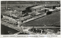 122741 Luchtfoto van de Tabaksfabriek, koffiebranderij theehandel en kantoor van de firma Douwe Egberts (Keulsekade ...